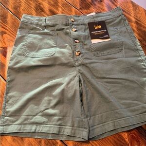 NWT Lee shorts Button front & front patch pockets stretch Leaf green 8”  Size 16
